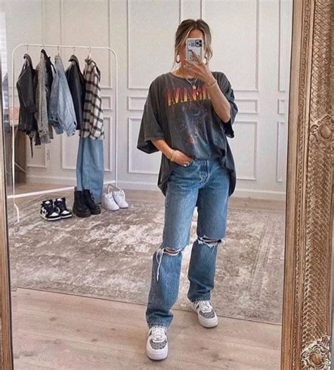 aesthetic oversized t shirt and jeans outfit